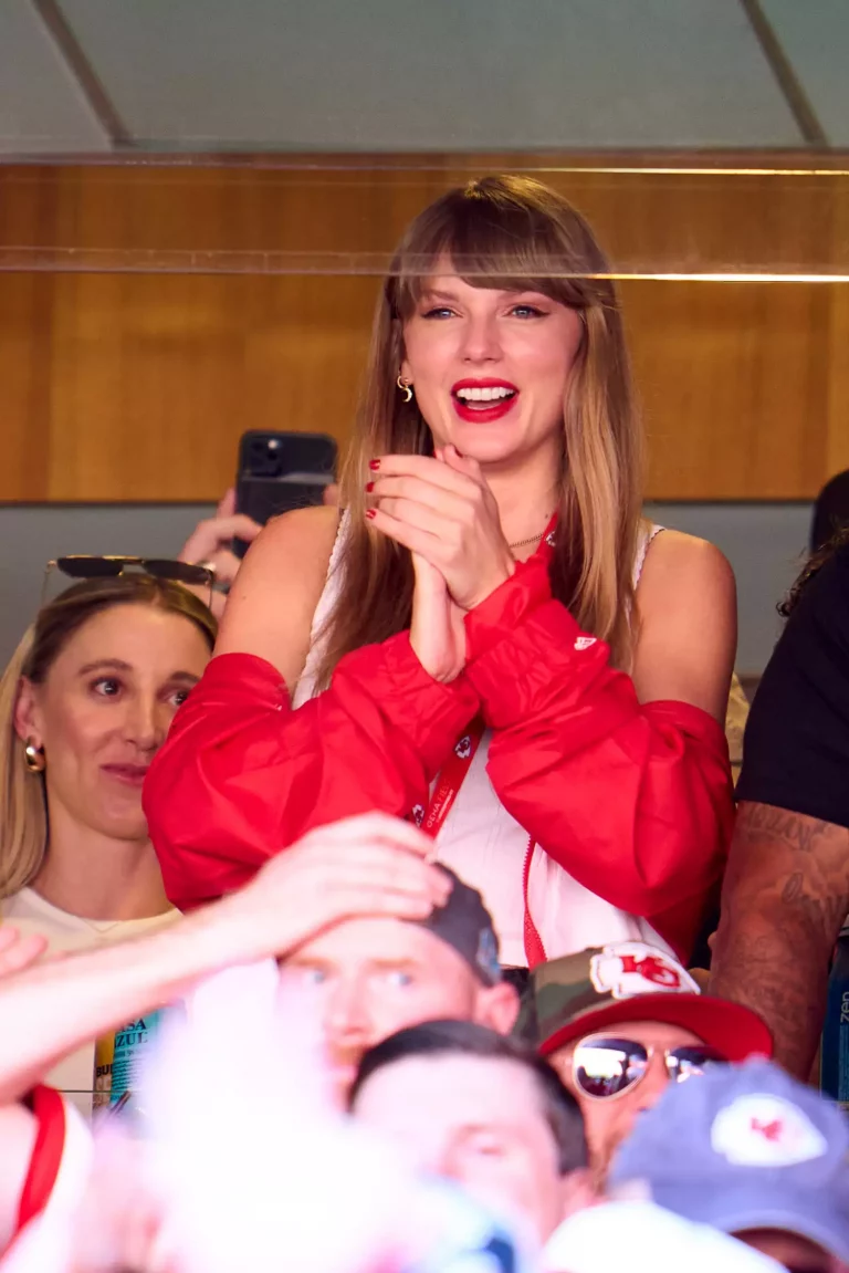 Taylor Swift wears '90s Chiefs sweatshirt to represent Travis Kelce at Chiefs game